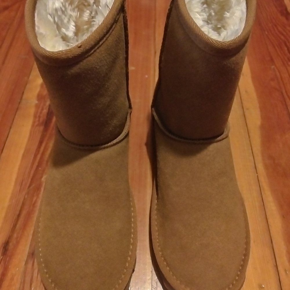 Women's Snow Boots Size 6 Chesnut color